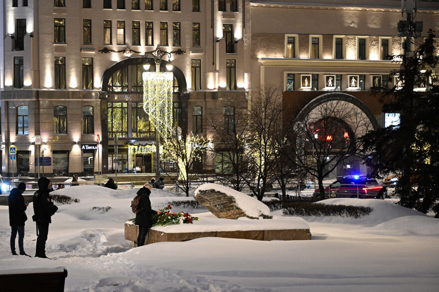 Αλεξέι Ναβάλνι: Η ρωσική αστυνομία μαζεύει άρον άρον τα λουλούδια και τα αφιερώματα των πολιτών