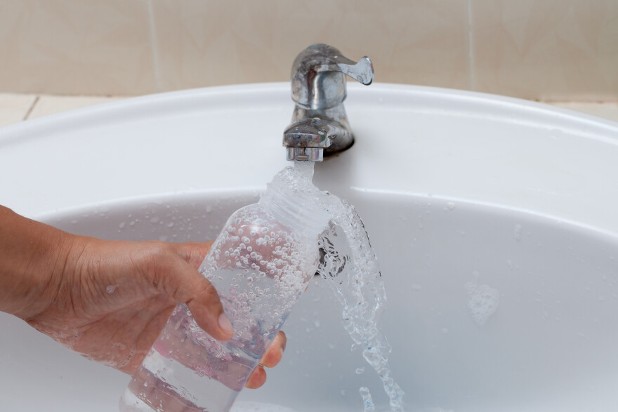 Εσείς καθαρίζετε ποτέ τα επαναχρησιμοποιούμενα μπουκάλια νερού σας; Οι επιπτώσεις της μούχλας στην υγεία 