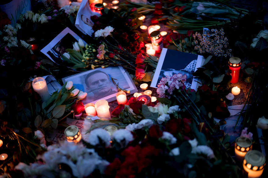 Αλεξέι Ναβάλνι: Η ρωσική αστυνομία μαζεύει άρον άρον τα λουλούδια και τα αφιερώματα των πολιτών