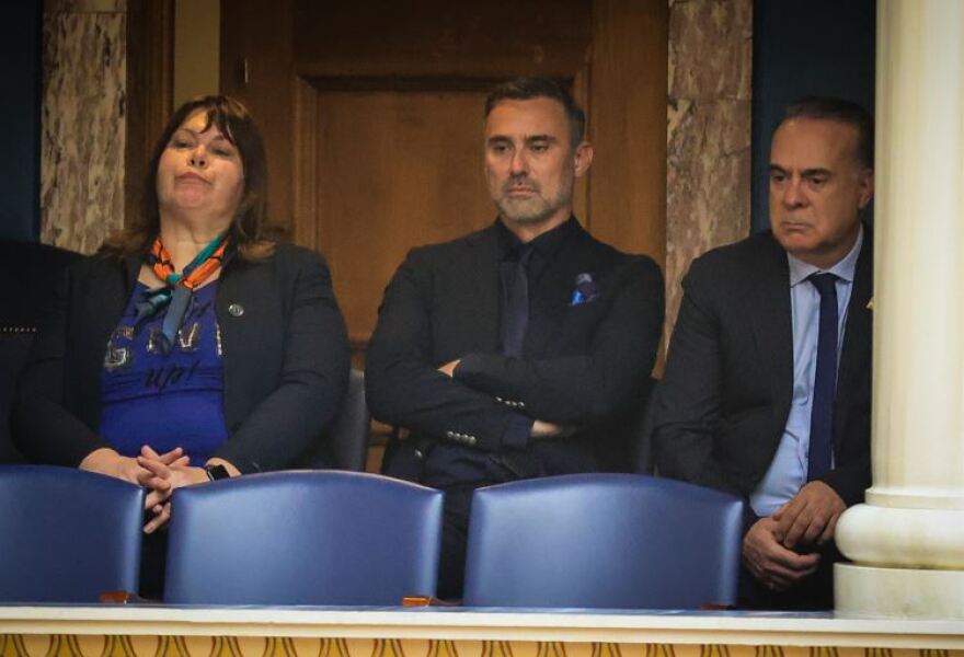 Γάμος ομοφύλων: Καρδούλες, αγκαλιές αλλά και επεισόδια για την ψήφιση του νομοσχεδίου στη Βουλή - Δείτε φωτογραφίες