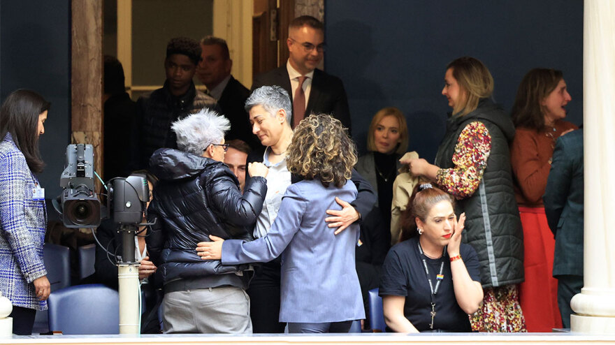 Γάμος ομοφύλων: Καρδούλες, αγκαλιές αλλά και επεισόδια για την ψήφιση του νομοσχεδίου στη Βουλή - Δείτε φωτογραφίες