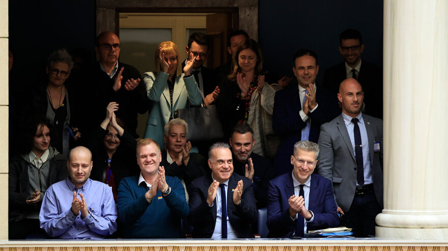 Με αστυνομική παρουσία ο πρώτος ομόφυλος γάμος στη Νέα Σμύρνη - Δέχονταν απειλές, ευχαρίστησαν την ΕΛΑΣ