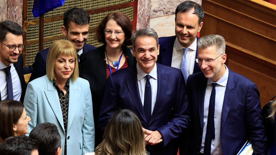 Γάμος ομοφύλων: Καρδούλες, αγκαλιές αλλά και επεισόδια για την ψήφιση του νομοσχεδίου στη Βουλή - Δείτε φωτογραφίες