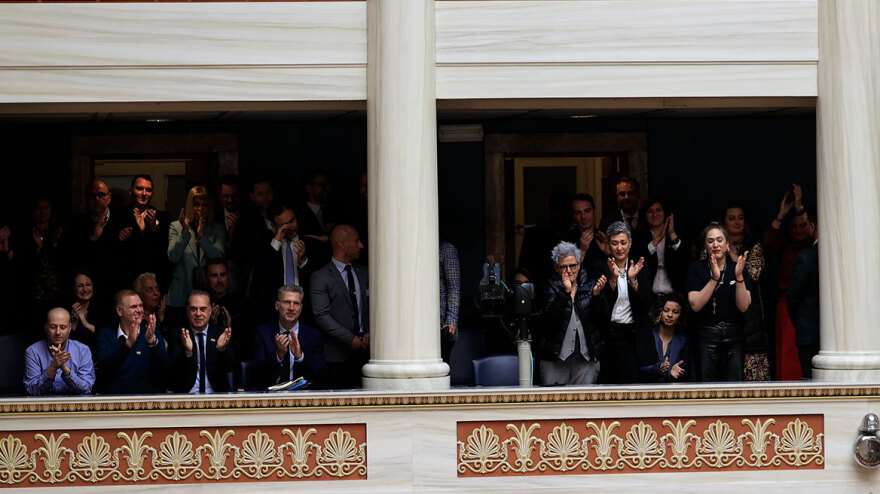 Γάμος ομοφύλων: Καρδούλες, αγκαλιές αλλά και επεισόδια για την ψήφιση του νομοσχεδίου στη Βουλή - Δείτε φωτογραφίες