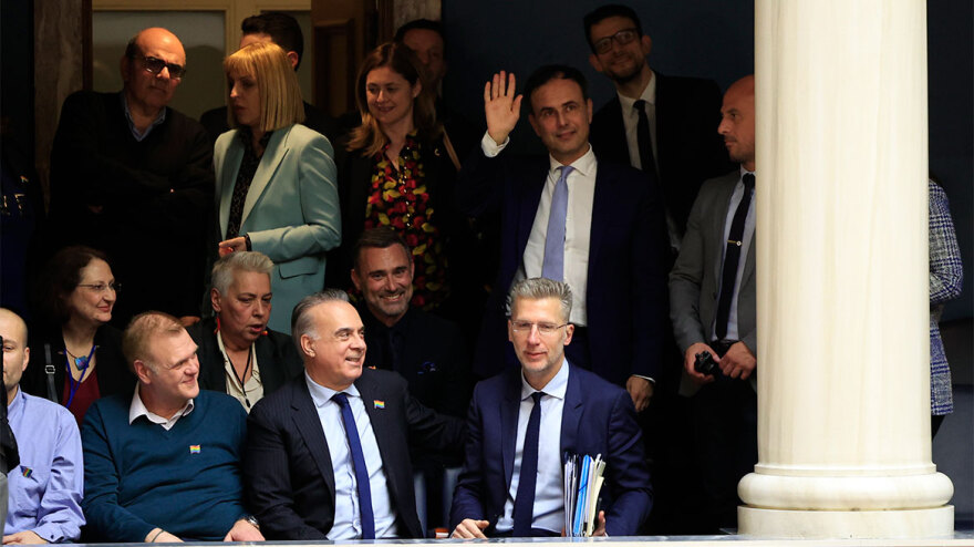 Γάμος ομοφύλων: Καρδούλες, αγκαλιές αλλά και επεισόδια για την ψήφιση του νομοσχεδίου στη Βουλή - Δείτε φωτογραφίες