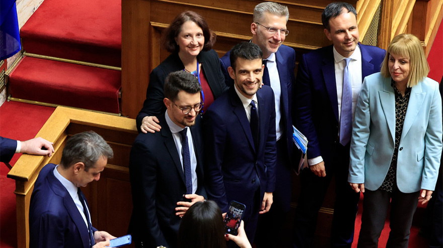 Γάμος ομοφύλων: Καρδούλες, αγκαλιές αλλά και επεισόδια για την ψήφιση του νομοσχεδίου στη Βουλή - Δείτε φωτογραφίες