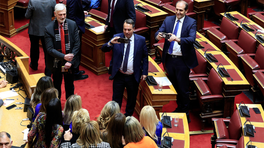 Γάμος ομοφύλων: Καρδούλες, αγκαλιές αλλά και επεισόδια για την ψήφιση του νομοσχεδίου στη Βουλή - Δείτε φωτογραφίες