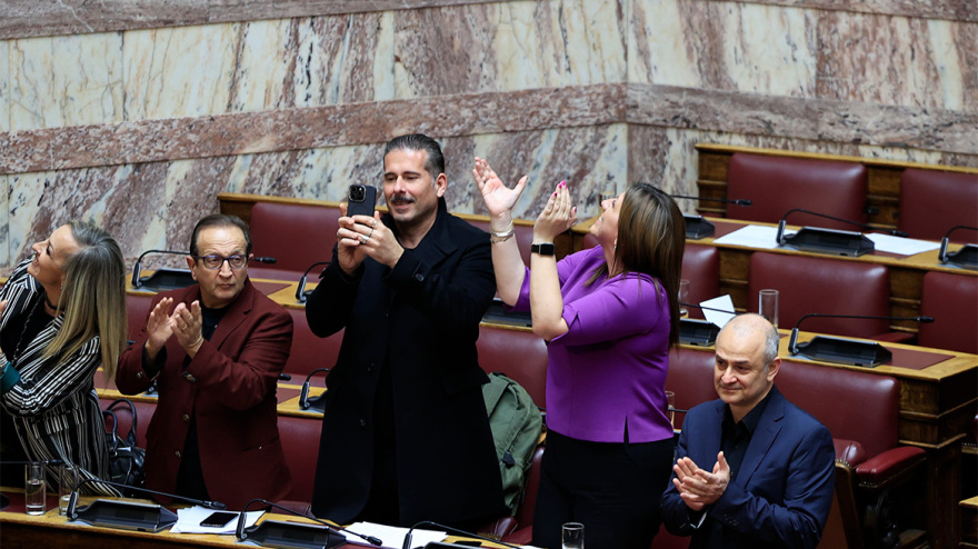 Γάμος ομοφύλων: Καρδούλες, αγκαλιές αλλά και επεισόδια για την ψήφιση του νομοσχεδίου στη Βουλή - Δείτε φωτογραφίες
