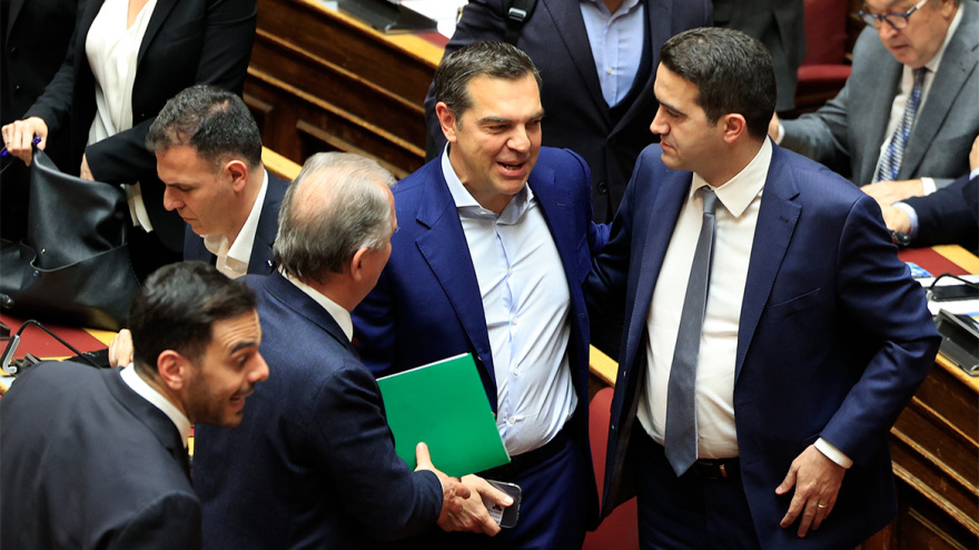 Γάμος ομοφύλων: Καρδούλες, αγκαλιές αλλά και επεισόδια για την ψήφιση του νομοσχεδίου στη Βουλή - Δείτε φωτογραφίες