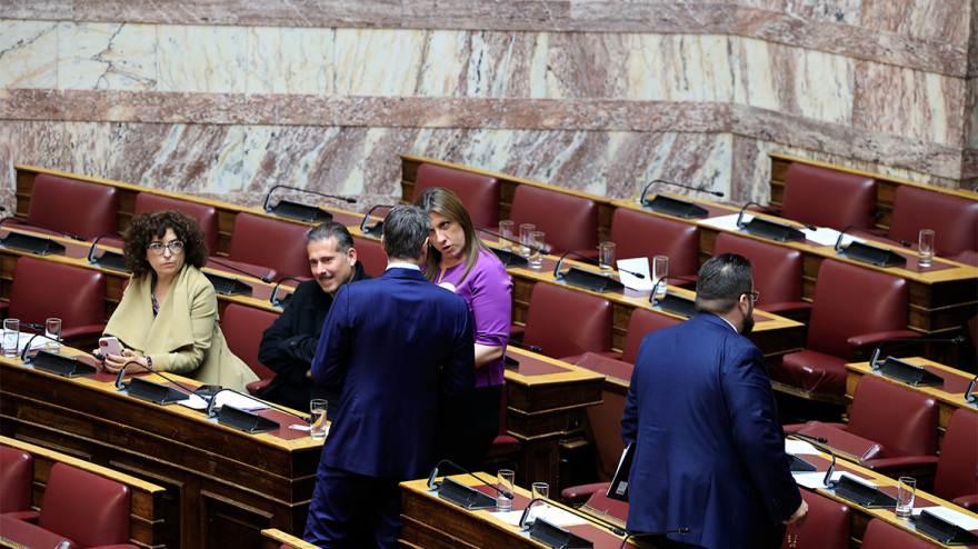Γάμος ομοφύλων: Καρδούλες, αγκαλιές αλλά και επεισόδια για την ψήφιση του νομοσχεδίου στη Βουλή - Δείτε φωτογραφίες