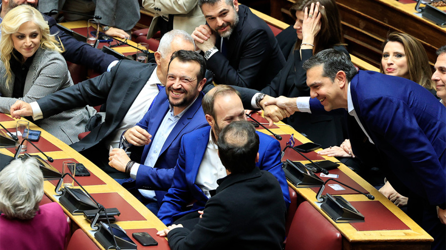 Γάμος ομοφύλων: Καρδούλες, αγκαλιές αλλά και επεισόδια για την ψήφιση του νομοσχεδίου στη Βουλή - Δείτε φωτογραφίες