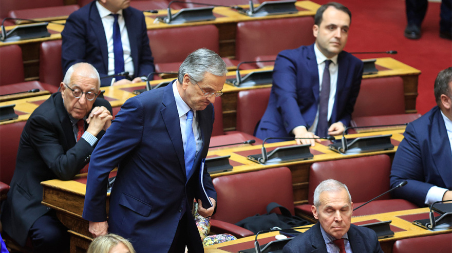 Γάμος ομοφύλων: Καρδούλες, αγκαλιές αλλά και επεισόδια για την ψήφιση του νομοσχεδίου στη Βουλή - Δείτε φωτογραφίες