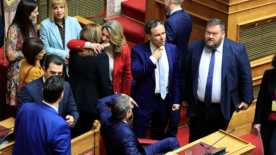 Γάμος ομοφύλων: Καρδούλες, αγκαλιές αλλά και επεισόδια για την ψήφιση του νομοσχεδίου στη Βουλή - Δείτε φωτογραφίες