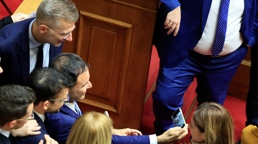 Γάμος ομοφύλων: Καρδούλες, αγκαλιές αλλά και επεισόδια για την ψήφιση του νομοσχεδίου στη Βουλή - Δείτε φωτογραφίες