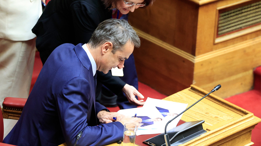 Γάμος ομοφύλων: Καρδούλες, αγκαλιές αλλά και επεισόδια για την ψήφιση του νομοσχεδίου στη Βουλή - Δείτε φωτογραφίες