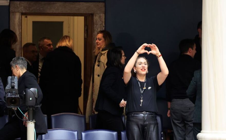 Γάμος ομοφύλων: Καρδούλες, αγκαλιές αλλά και επεισόδια για την ψήφιση του νομοσχεδίου στη Βουλή - Δείτε φωτογραφίες