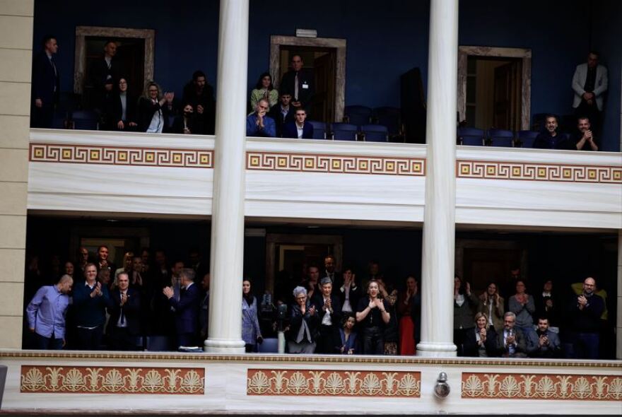 Γάμος ομοφύλων: Καρδούλες, αγκαλιές αλλά και επεισόδια για την ψήφιση του νομοσχεδίου στη Βουλή - Δείτε φωτογραφίες