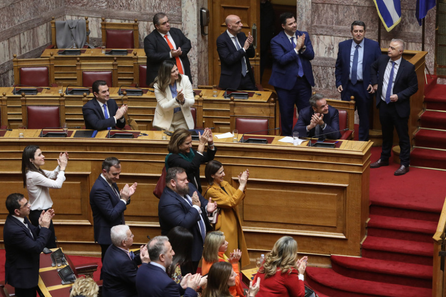 Γάμος ομοφύλων: Καρδούλες, αγκαλιές αλλά και επεισόδια για την ψήφιση του νομοσχεδίου στη Βουλή - Δείτε φωτογραφίες