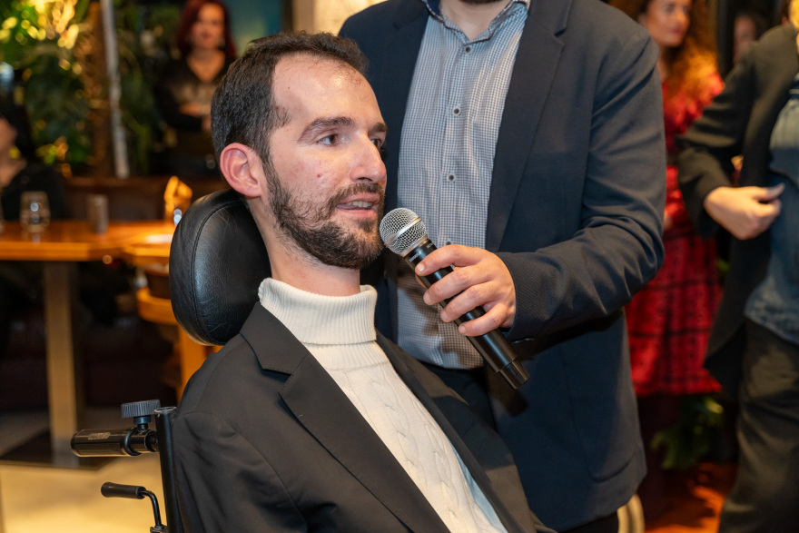 Ο Σύλλογος Επιστημόνων της Βουλής έκοψε πρωτοχρονιάτικη πίτα - Η βραδιά ήταν αφιερωμένη στο σύνδρομο Asperger