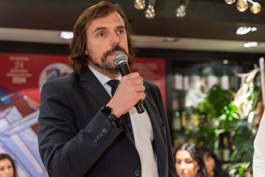 Ο Σύλλογος Επιστημόνων της Βουλής έκοψε πρωτοχρονιάτικη πίτα - Η βραδιά ήταν αφιερωμένη στο σύνδρομο Asperger