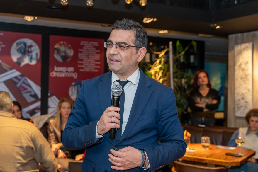 Ο Σύλλογος Επιστημόνων της Βουλής έκοψε πρωτοχρονιάτικη πίτα - Η βραδιά ήταν αφιερωμένη στο σύνδρομο Asperger