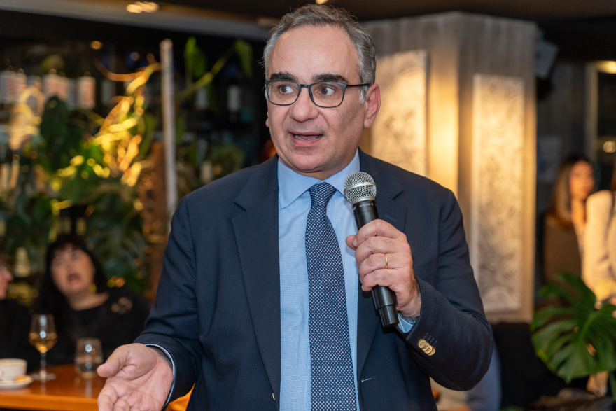 Ο Σύλλογος Επιστημόνων της Βουλής έκοψε πρωτοχρονιάτικη πίτα - Η βραδιά ήταν αφιερωμένη στο σύνδρομο Asperger