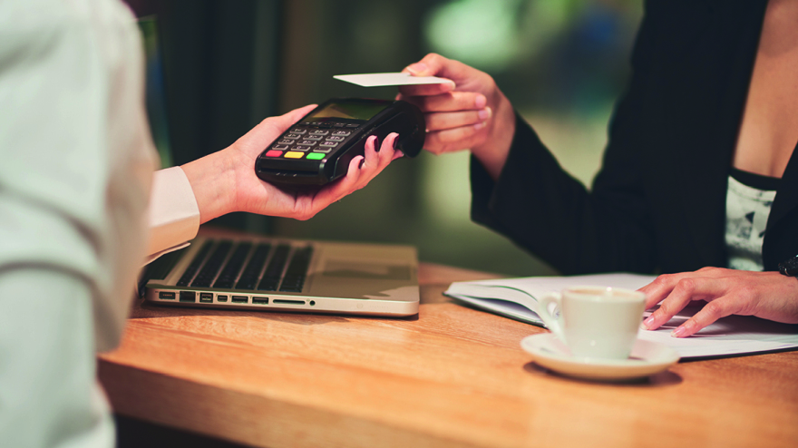 Αντίστροφη μέτρηση για τη διασύνδεση ταμειακών μηχανών με POS - Πρόστιμα φωτιά σε όσους δεν θα συμμορφωθούν	