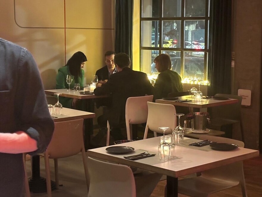 Δείπνο Σακελλαροπούλου - Δούκα μαζί με τους συντρόφους τους στο Ρουφ - Δείτε φωτό