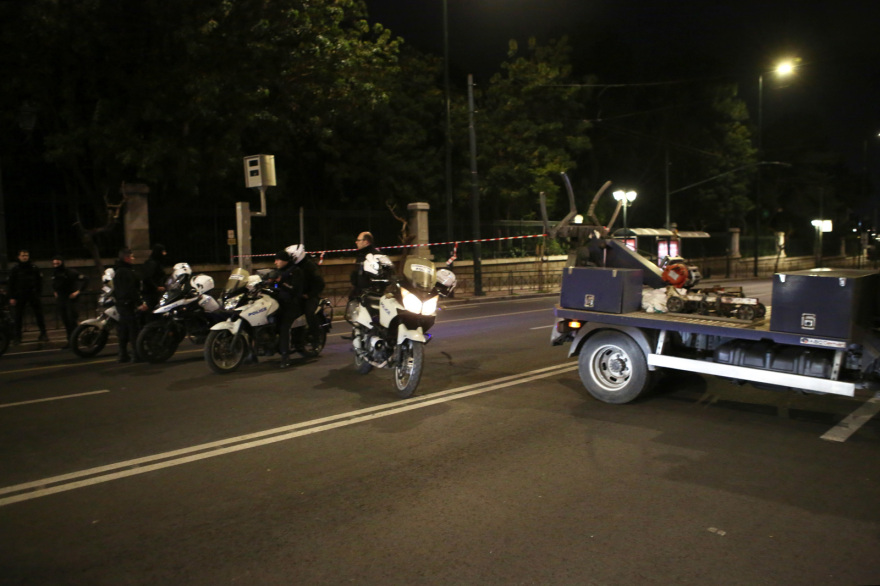 Φάρσα το τηλεφώνημα για βόμβα στη Βουλή - Άνοιξαν οι δρόμοι