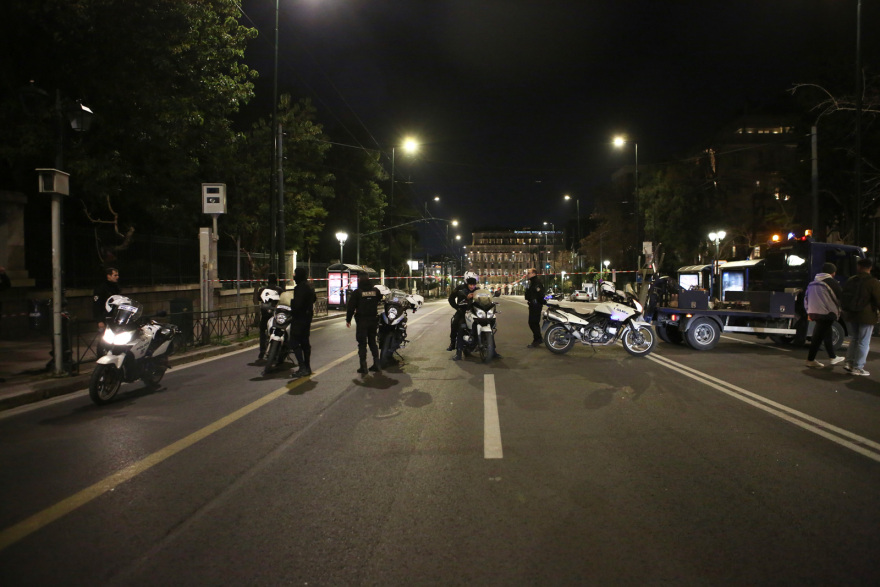 Φάρσα το τηλεφώνημα για βόμβα στη Βουλή - Άνοιξαν οι δρόμοι