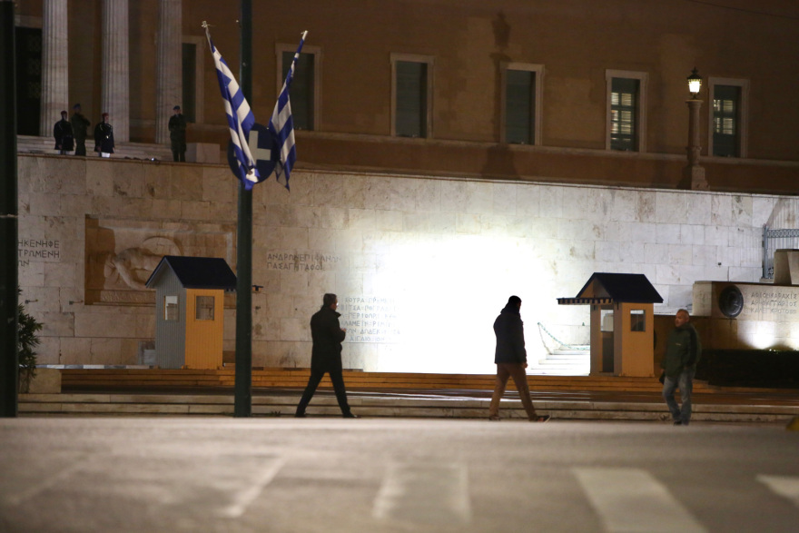 Φάρσα το τηλεφώνημα για βόμβα στη Βουλή - Άνοιξαν οι δρόμοι