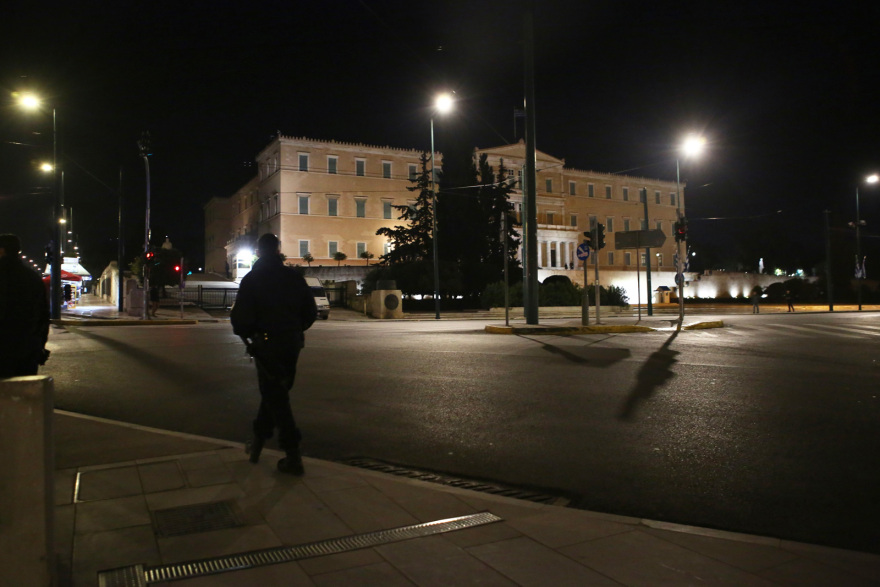 Φάρσα το τηλεφώνημα για βόμβα στη Βουλή - Άνοιξαν οι δρόμοι