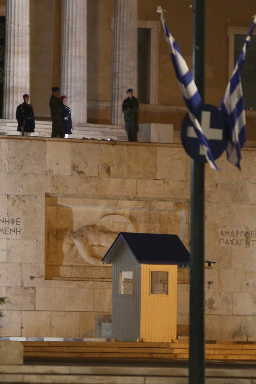 Φάρσα το τηλεφώνημα για βόμβα στη Βουλή - Άνοιξαν οι δρόμοι