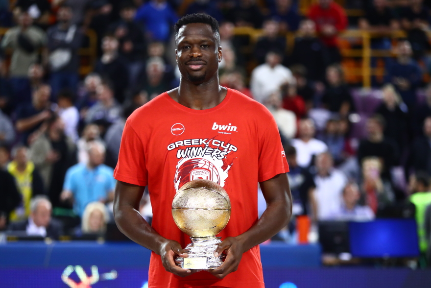 Η απονομή της κούπας στον Κυπελλούχο Ολυμπιακό μετά τον θρίαμβο επί του Παναθηναϊκού  - Βίντεο και φωτογραφίες 