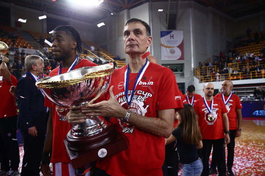 Η απονομή της κούπας στον Κυπελλούχο Ολυμπιακό μετά τον θρίαμβο επί του Παναθηναϊκού  - Βίντεο και φωτογραφίες 