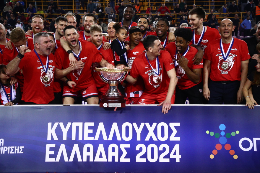 Η απονομή της κούπας στον Κυπελλούχο Ολυμπιακό μετά τον θρίαμβο επί του Παναθηναϊκού  - Βίντεο και φωτογραφίες 