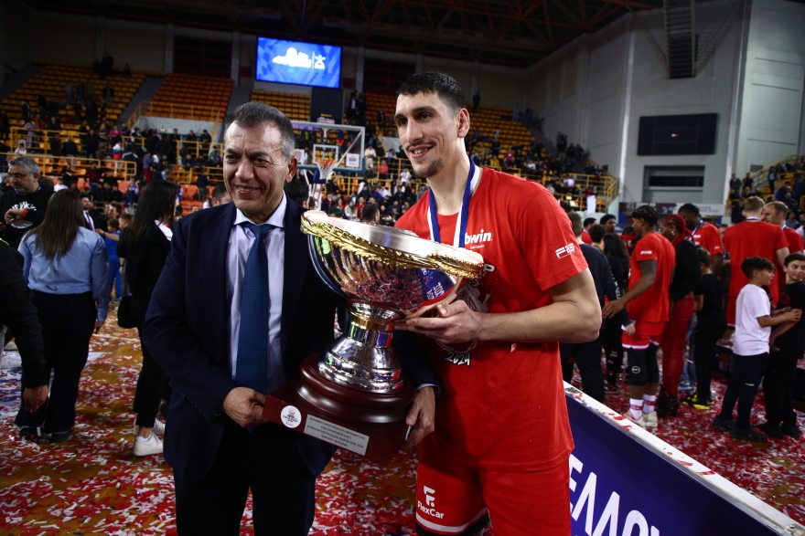 Η απονομή της κούπας στον Κυπελλούχο Ολυμπιακό μετά τον θρίαμβο επί του Παναθηναϊκού  - Βίντεο και φωτογραφίες 