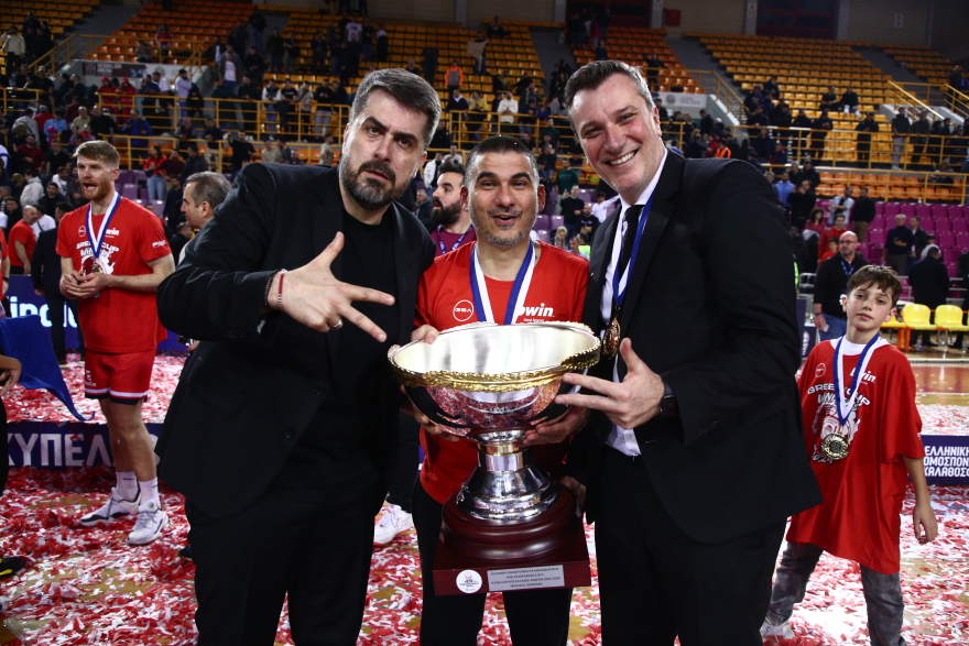 Η απονομή της κούπας στον Κυπελλούχο Ολυμπιακό μετά τον θρίαμβο επί του Παναθηναϊκού  - Βίντεο και φωτογραφίες 