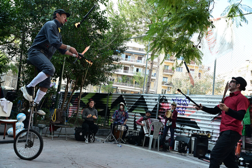 Συγκέντρωση και εκδήλωση ενάντια στο μετρό στην πλατεία Εξαρχείων - Δείτε φωτογραφίες