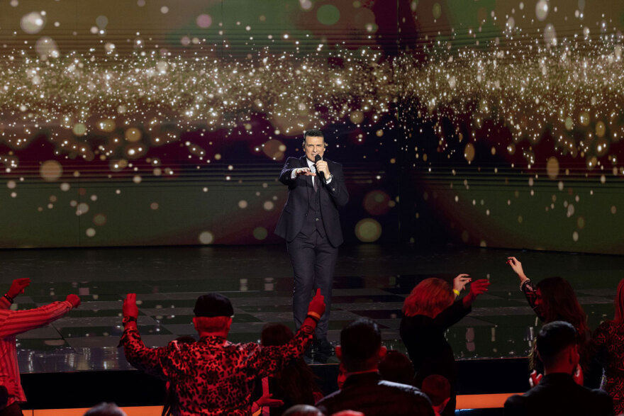 J2US: Κυρίαρχος στην primetime του Σαββατόβραδου ο Νίκος Κοκλώνης