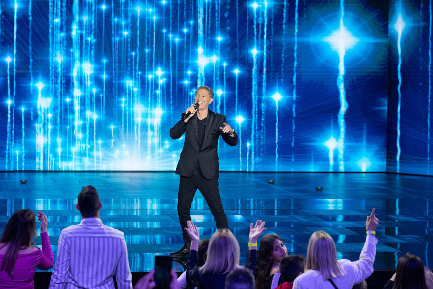 J2US: Κυρίαρχος στην primetime του Σαββατόβραδου ο Νίκος Κοκλώνης