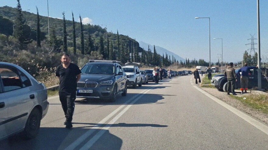 Λαμία: Αγροτική διαμαρτυρία εγκλωβίζει εκατοντάδες οδηγούς στον κόμβο του Μπράλου