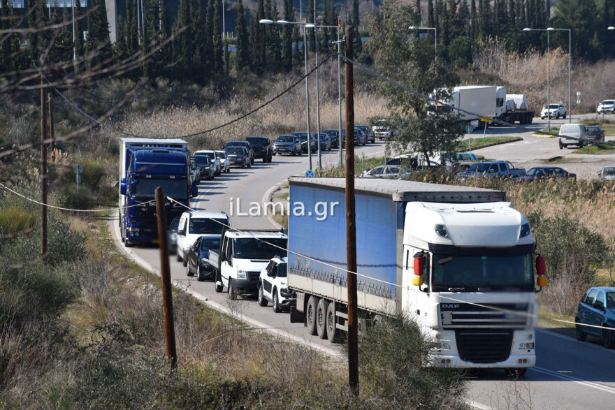 Λαμία: Αγροτική διαμαρτυρία εγκλωβίζει εκατοντάδες οδηγούς στον κόμβο του Μπράλου
