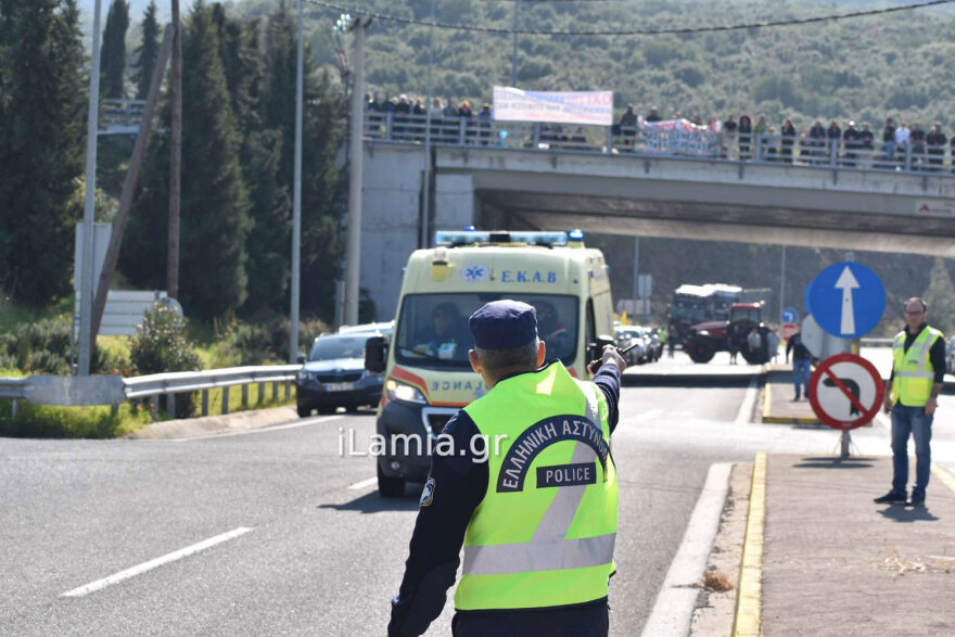 Λαμία: Αγροτική διαμαρτυρία εγκλωβίζει εκατοντάδες οδηγούς στον κόμβο του Μπράλου