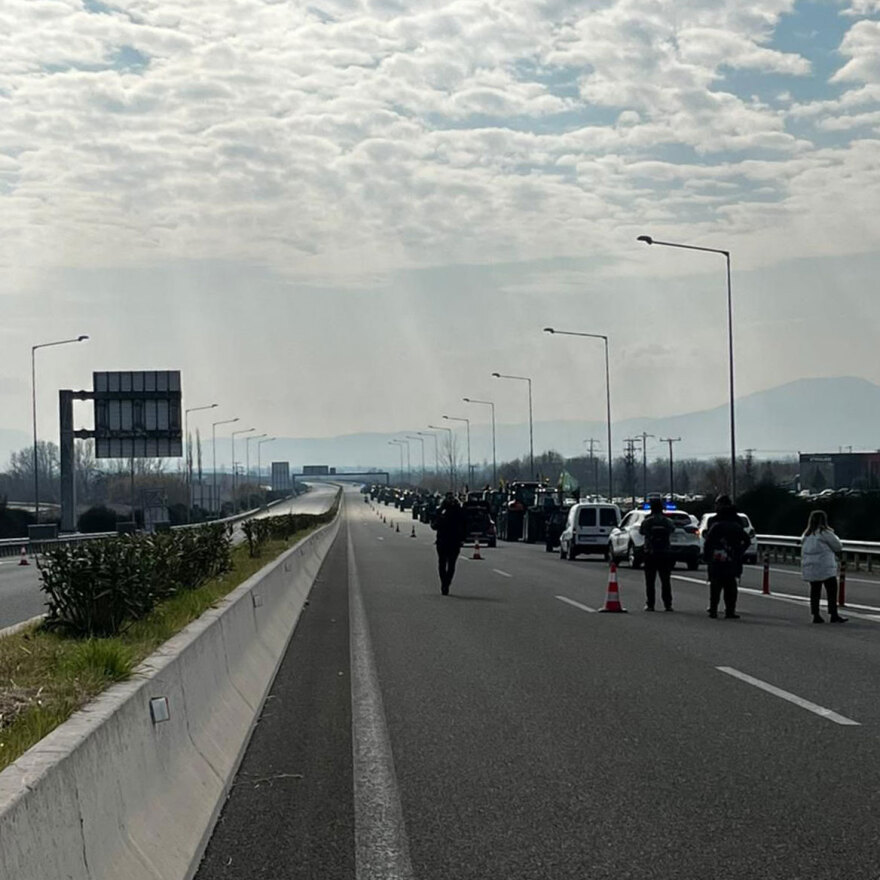 Αγρότες: Συνοδεία περιπολικών η κάθοδος στην Αθήνα, ξεκίνησαν τα πρώτα τρακτέρ - Δείτε βίντεο και φωτογραφίες