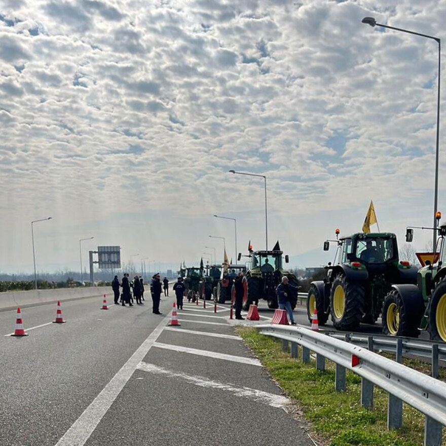 Αγρότες: Συνοδεία περιπολικών η κάθοδος στην Αθήνα, ξεκίνησαν τα πρώτα τρακτέρ - Δείτε βίντεο και φωτογραφίες