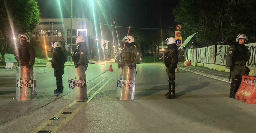 ΑΠΘ: Νέα κατάληψη της Νομικής μετά την πρωινή επιχείρηση της ΕΛΑΣ - Βίντεο με τη στιγμή που νεαροί ξαναμπαίνουν στο κτήριο
