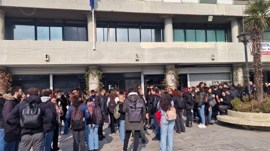 Φοιτητές διαμαρτύρονται στο ΑΠΘ για την επέμβαση της ΕΛ.ΑΣ. στην κατάληψη της Νομικής - Δείτε φωτογραφίες