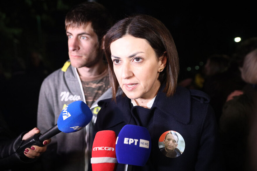 Διαμαρτυρία έξω από τη ρωσική πρεσβεία για το θάνατο του Ναβάλνι – Παρούσα η Ειρήνη Αγαπηδάκη