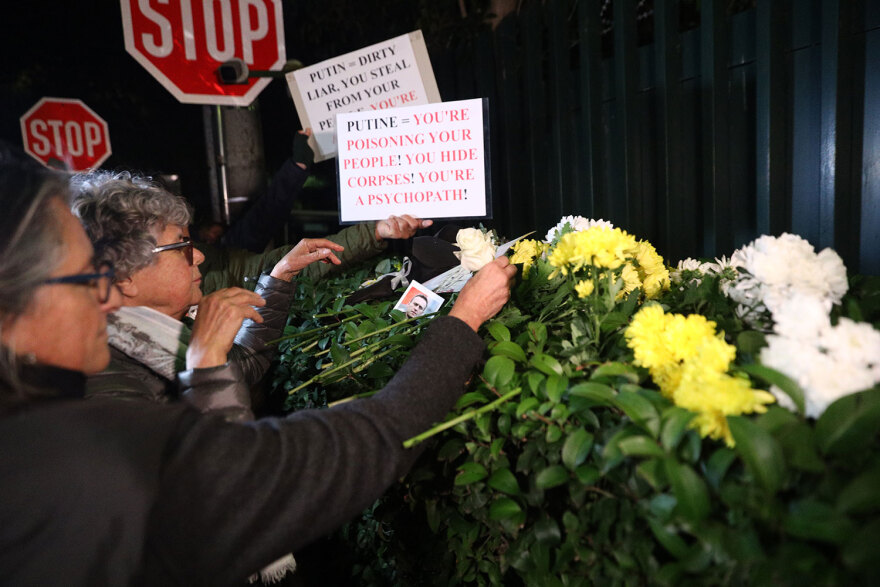 Διαμαρτυρία έξω από τη ρωσική πρεσβεία για το θάνατο του Ναβάλνι – Παρούσα η Ειρήνη Αγαπηδάκη